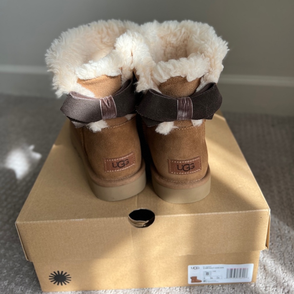 UGG Mini bailey suede bow, woman size 8 (new)